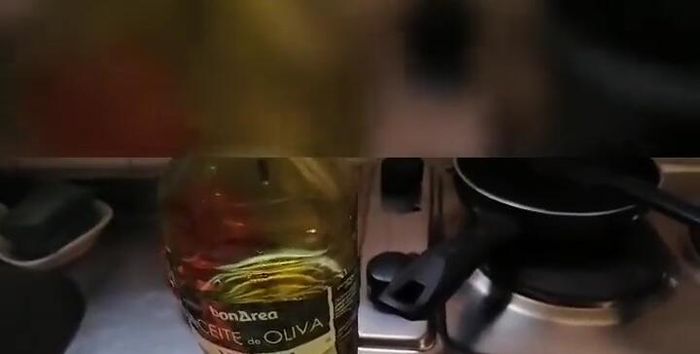 Cocinar las codornices a la plancha, dándoles vueltas (aproximadamente 6-7 minutos).