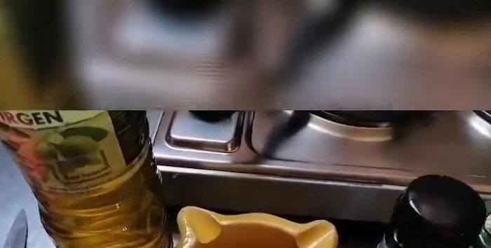 Agregar el majado de ajo y perejil a las codornices.