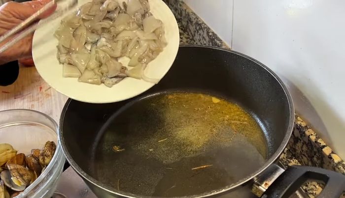 Añadir la sepia cortada en trocitos y cocinar a fuego lento durante unos 5 minutos. (150)