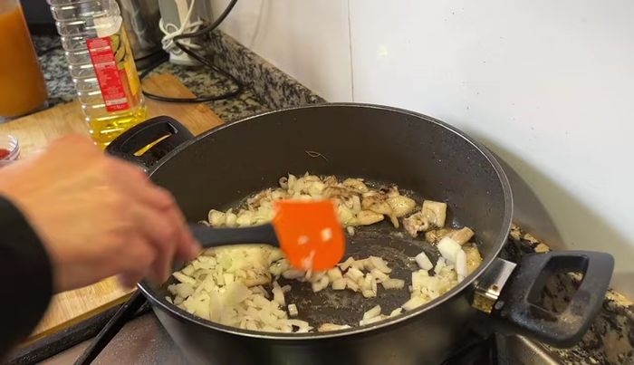 Agregar la cebolla y remover. Cocer lentamente hasta que la cebolla esté transparente. (164.8)