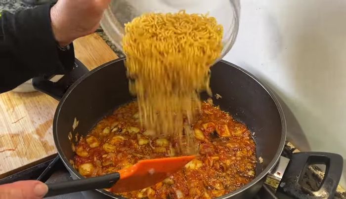 Agregar los fideos al sofrito y remover para que absorban los sabores. (279.36)