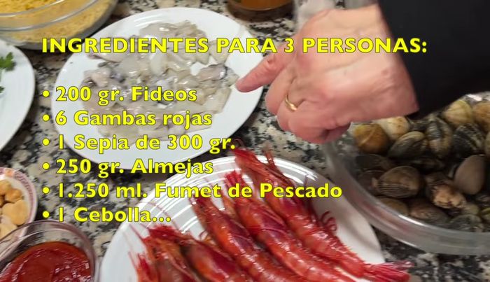 Dejar las almejas en remojo con agua y sal durante media hora. Lavar y escurrir.
