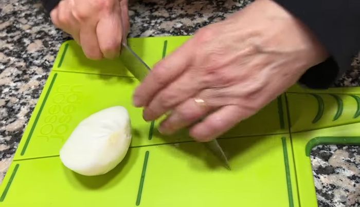 Picar finamente la cebolla y reservar. (61.16)