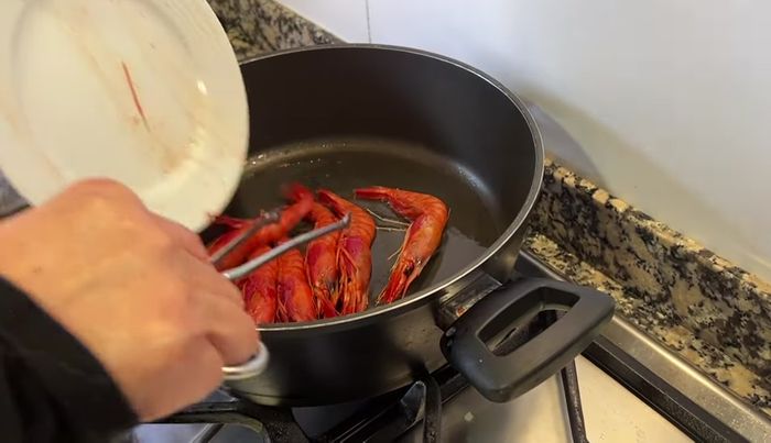 Freír las gambas en un poco de aceite de oliva hasta que estén ligeramente doradas. Reservar. (86.36)