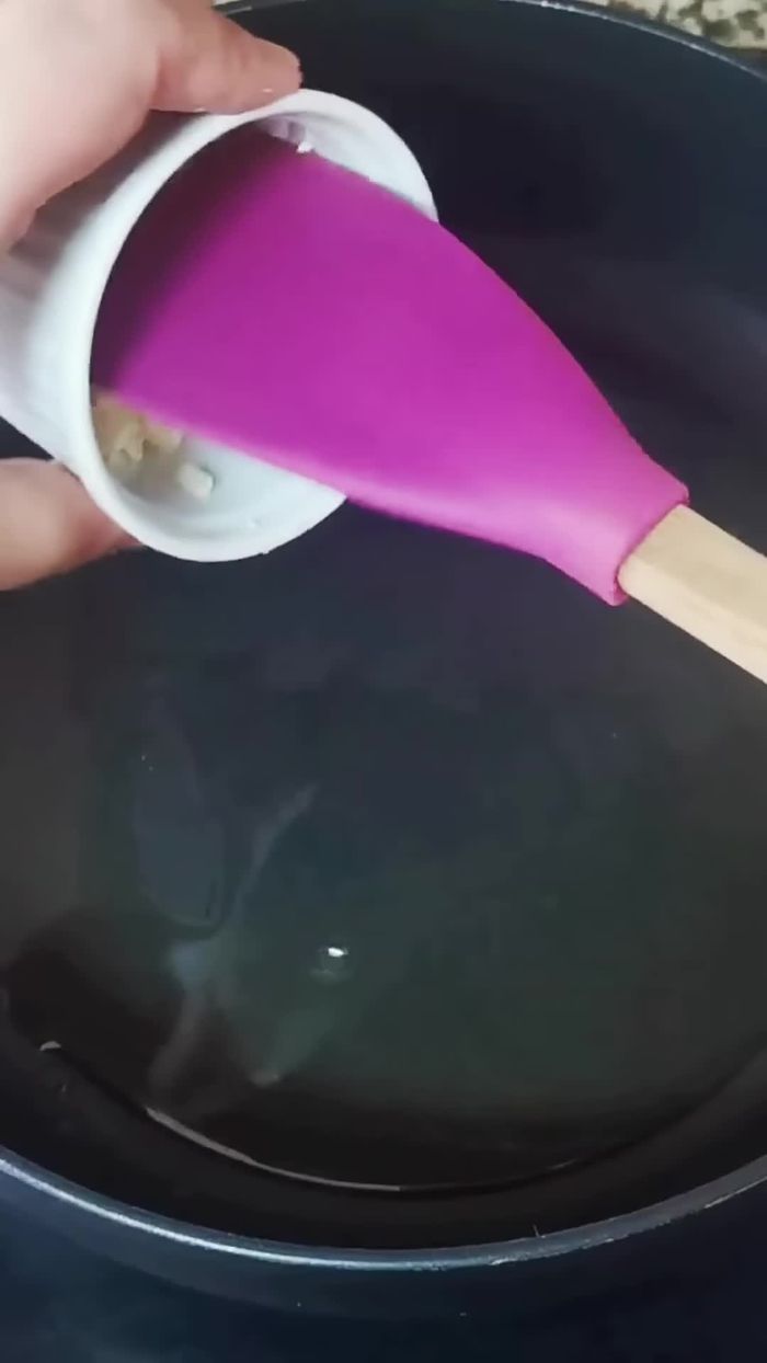 En una cazuela grande, añade un poco de aceite y sofríe los ajos durante 2 minutos.