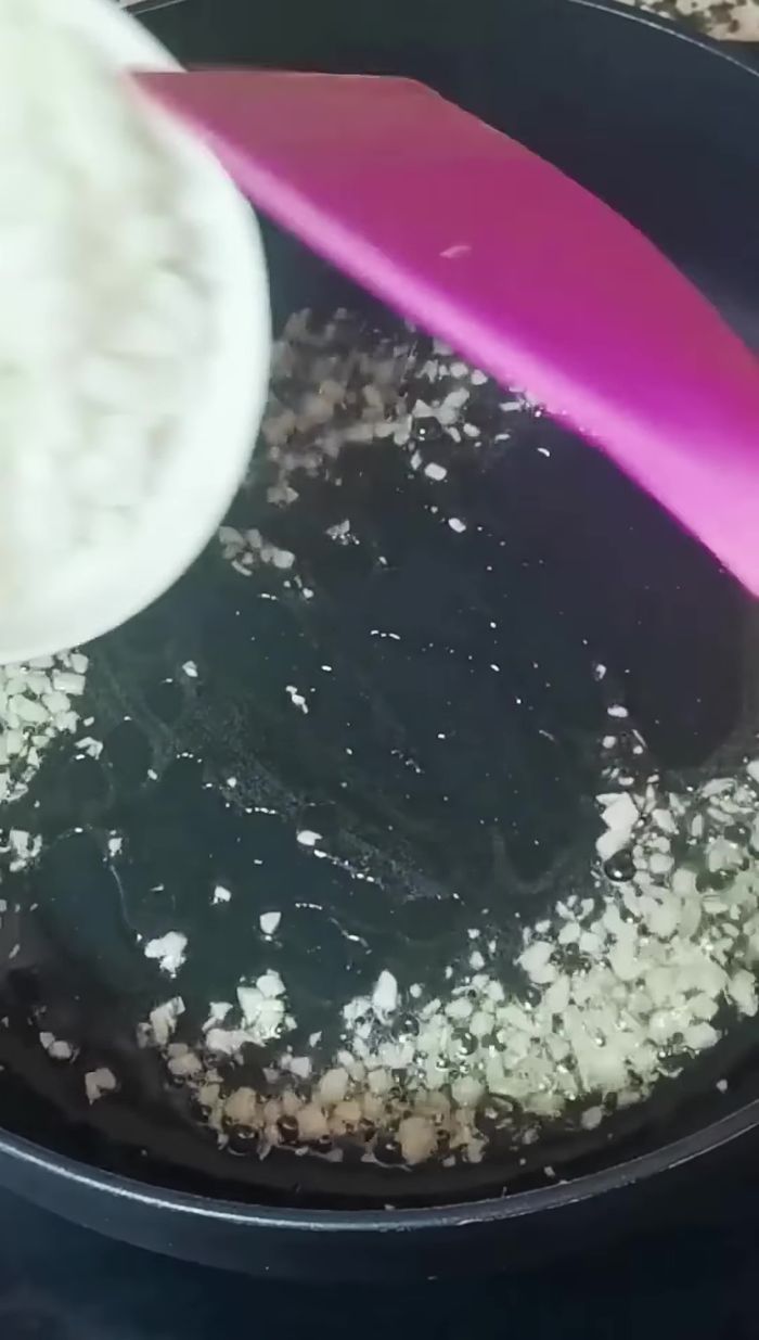 Añade la cebolla cortada y sofríe a fuego medio durante 5 minutos más.