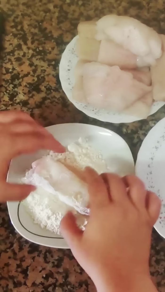 Reboza en harina la merluza y la cola de rape cortada. Añádelas a la cazuela y cocina por un minuto por cada lado.