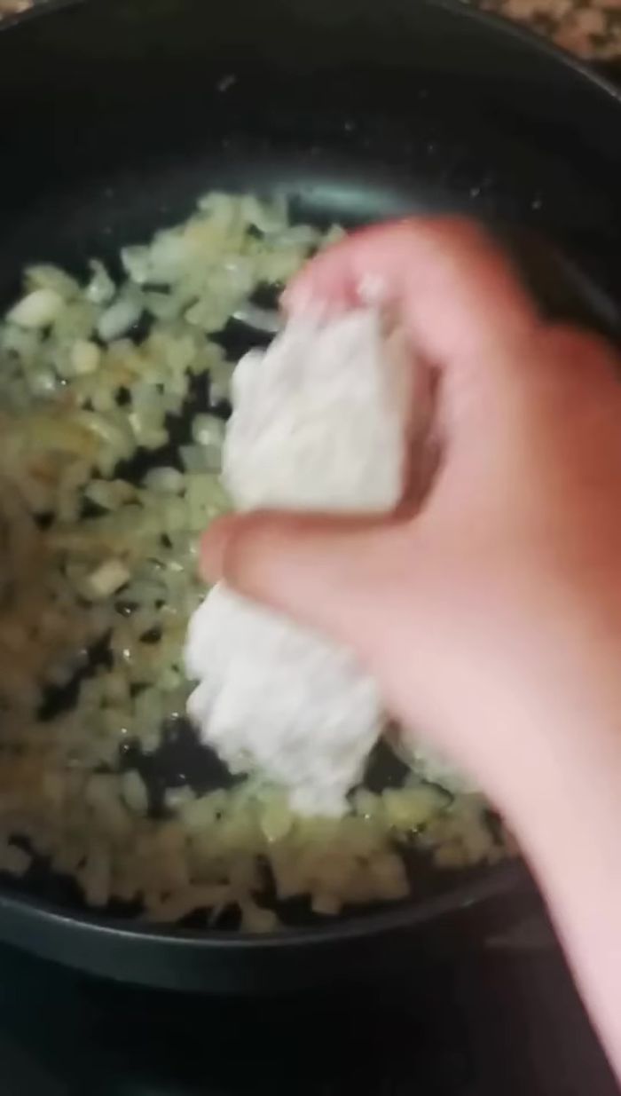 El aceite absorberá la harina y la salsa quedará un poco espesa. Añade el vino blanco y, cuando haya reducido el alcohol, añade el tomate triturado, el fumet de pescado,