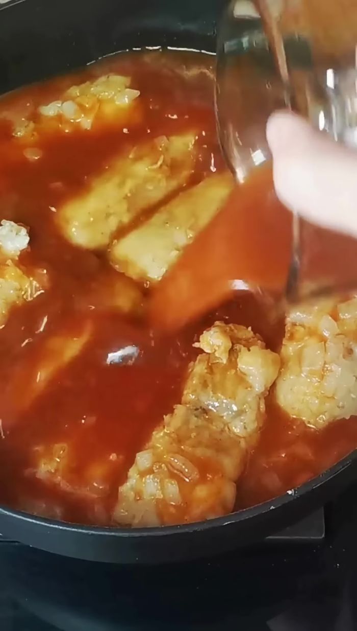 los langostinos, los mejillones y las almejas. Añade agua al gusto y cocina a fuego lento durante 8 minutos con la cazuela tapada.