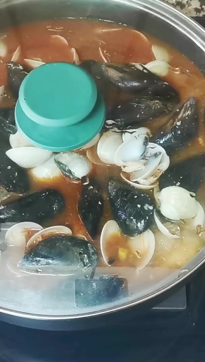 Los últimos 2 minutos, añade perejil fresco picado. Termina de cocinar la caldereta y déjala reposar unos minutos.
