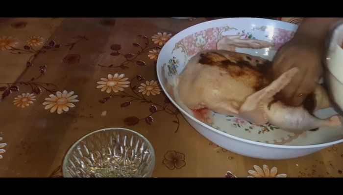 Untar la mezcla de especias en el pato, asegurándose de que toda la superficie esté cubierta.