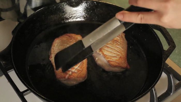 Sellar al vacío las pechugas de pato (o usar el método de desplazamiento de agua con una bolsa con cierre hermético).
