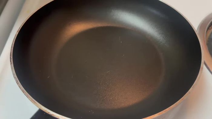 Calentar una tortilla por un lado en una sartén.