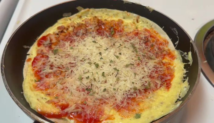 Tapar la sartén y cocinar a fuego bajo hasta que el queso se derrita.