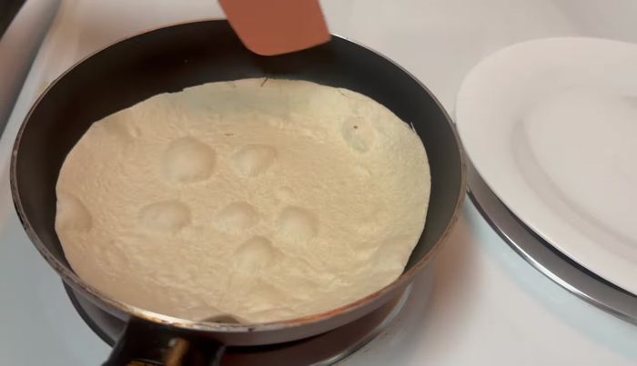 Una vez la tortilla esté dorada por un lado, retirarla y reservar.