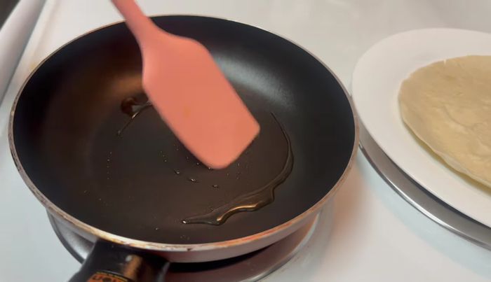 Agregar una pizca de aceite de oliva a la sartén, añadir la cebolla y el pavo, y mezclar hasta que se doren.