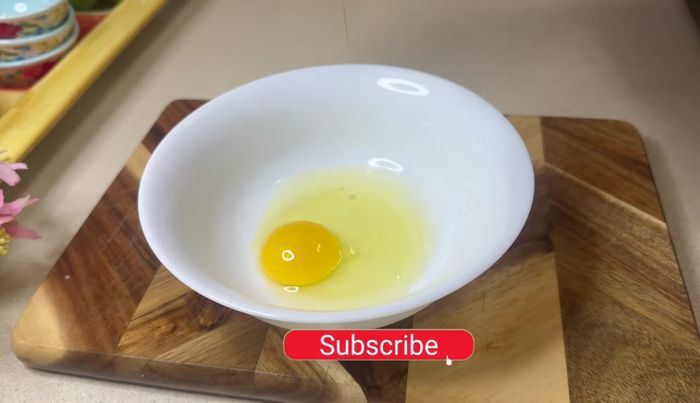 En un bol, batir dos huevos con un poco de sal y especias.