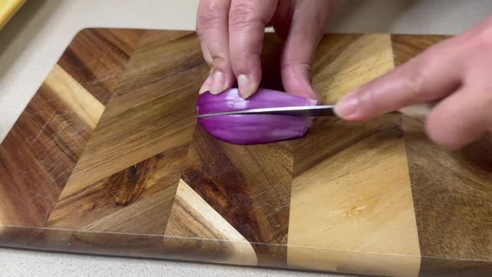 Cortar un cuarto de cebolla morada en trocitos pequeños (o cebolla blanca).