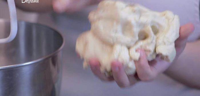 Cubrir la masa con plástico y refrigerar por 15 minutos.