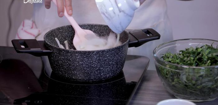 En una cacerola, derretir mantequilla, agregar cebolla fileteada, sazonar con pimienta negra molida y sal. Agregar las espinacas y cocinar por 8 minutos hasta que se deshidraten.