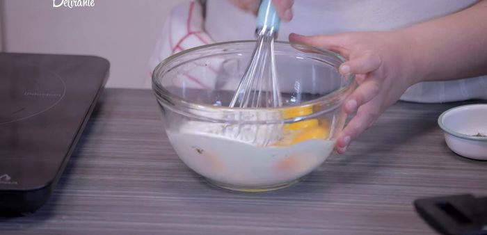 Agregar las espinacas a la mezcla de huevo y crema. Reservar.