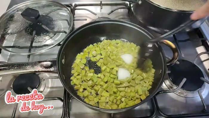 Una vez cocidos los nopales, retirar el exceso de líquido. Agregar un chorrito de aceite a la sartén.