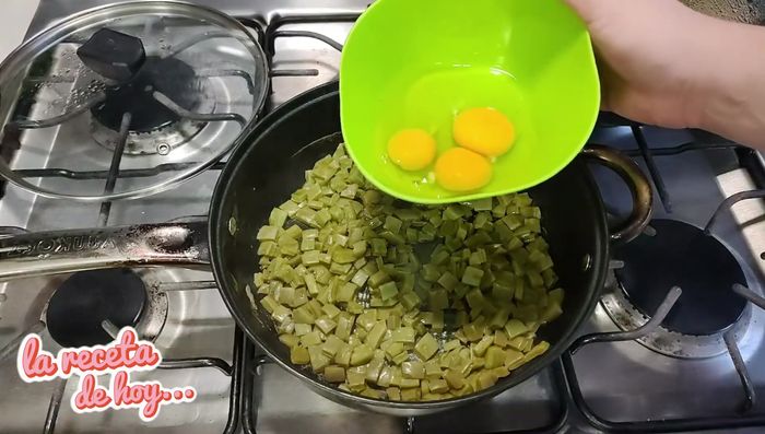 Agregar los huevos a la sartén y freírlos.