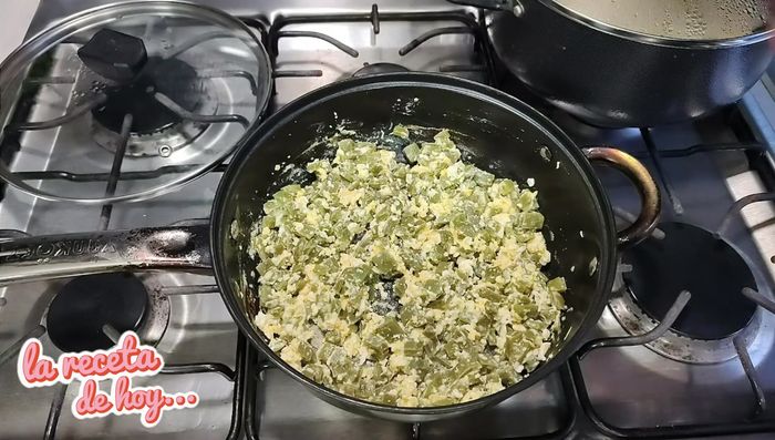 Agregar la salsa de chile a los nopales con huevo. Rectificar la sal al gusto.