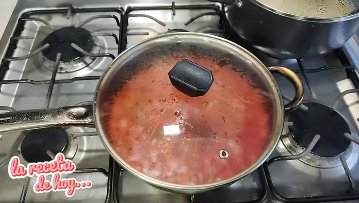 Tapar la sartén y dejar cocinar por 5-7 minutos.