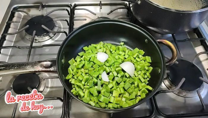 Picar los nopales y agregarles un poco de sal y cebolla picada. Cocinarlos en una sartén tapada hasta que estén cocidos con su propia baba (sin agregar agua).