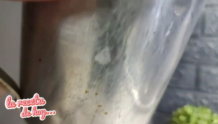 Para la salsa: Licuar los chiles cascabel remojados, los ajos, la cebolla, el comino, el consomé de pollo y un poco de agua del cocimiento de los chiles.