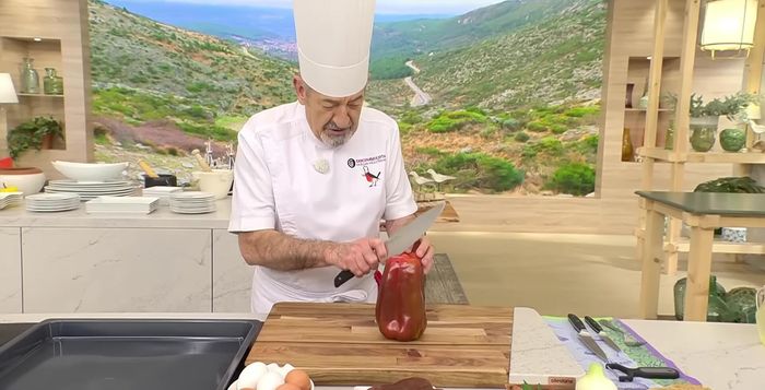 Precalentar el horno a 180 grados. Abrir los pimientos rojos por la mitad, limpiar las pepitas y la parte blanca. Untarlos con un poco de aceite, sal y colocarlos en una placa de horno. Asar durante 35-40 minutos (117.6).