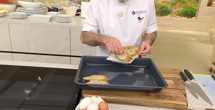 Mientras se asan los pimientos, colocar el pan en otra placa de horno para tostarlo aprovechando el calor (237.56).