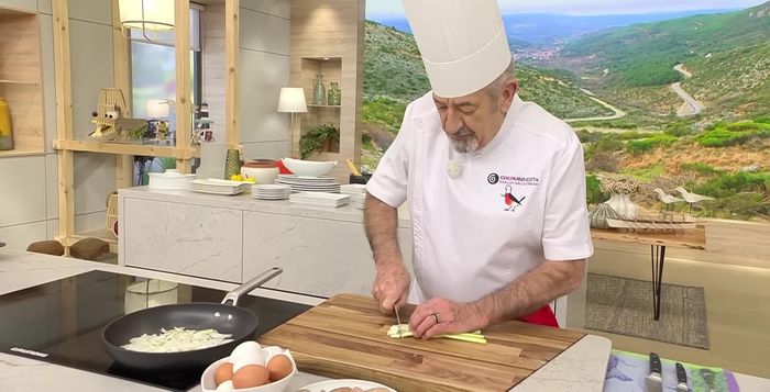 Picar finamente la cebolleta y los ajos tiernos (348.28).