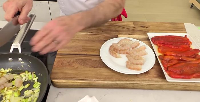 Añadir los langostinos picados a la sartén y saltearlos (438.599).