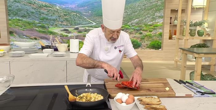 Añadir los pimientos a la sartén con los langostinos, cebolleta y ajos. Mezclar bien (525.72).