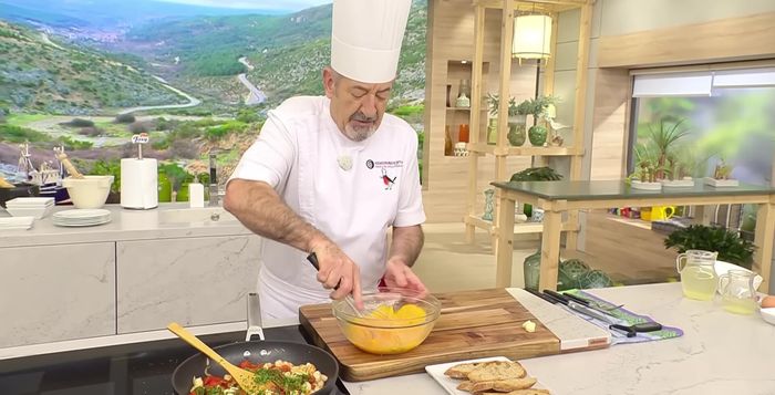 Añadir los huevos batidos a la sartén. Cocinar a fuego suave hasta que cuaje, pero sin que quede seco (606.16).