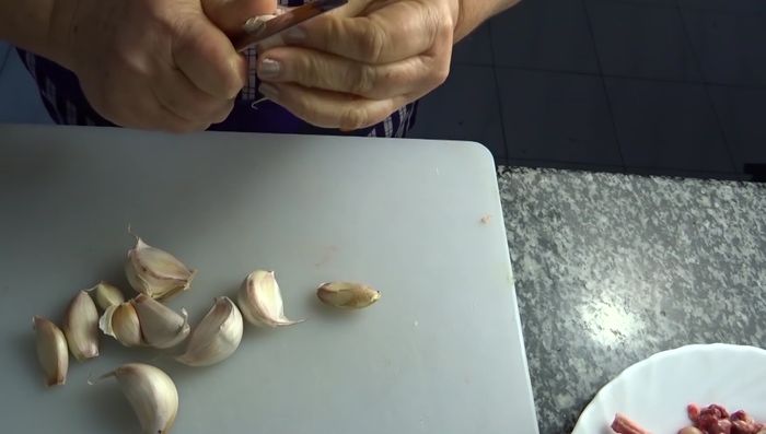 Pelar y cortar los dientes de ajo en láminas finas.