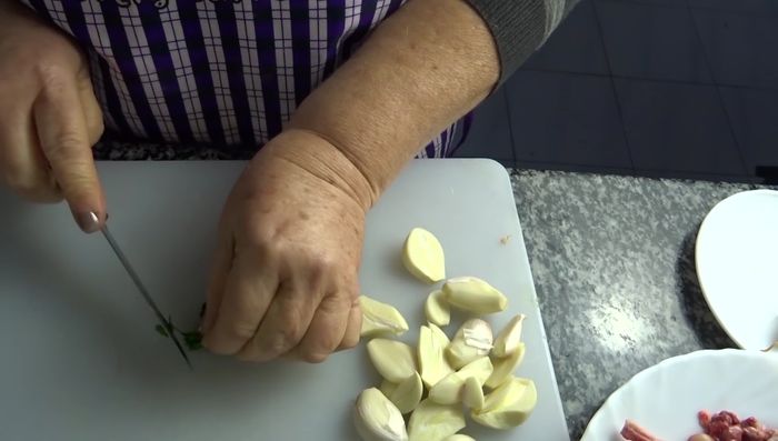 Picar finamente el perejil.