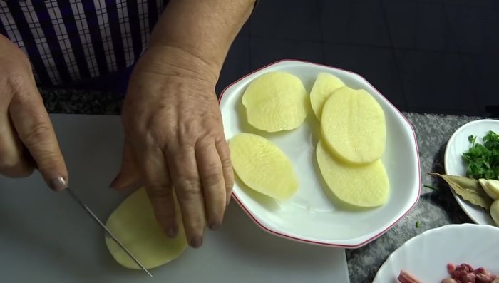Pelar y cortar las patatas en rodajas finas.