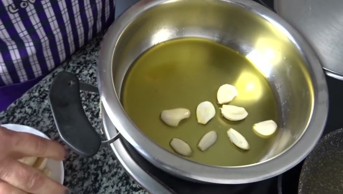 Calentar el aceite de oliva en una sartén. Agregar los ajos y sofreír hasta que estén dorados.