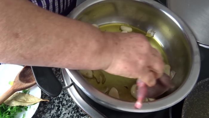 Añadir las codornices a la sartén, sellándolas por ambos lados y sazonando con sal.