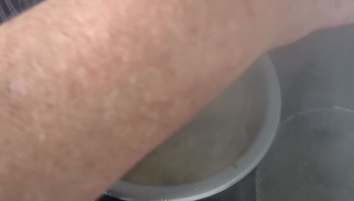 Verter el vino blanco y dejar reducir.