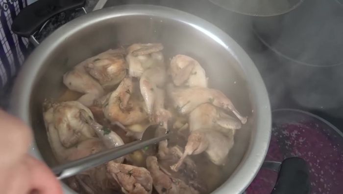 Dejar cocinar las codornices durante 15-20 minutos, hasta que estén tiernas.