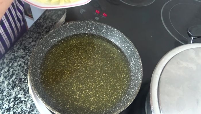 Freír las patatas en abundante aceite caliente hasta que estén doradas y crujientes.