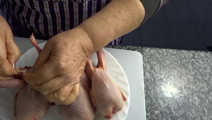 Limpiar las codornices, quitando las plumillas. Partirlas por la mitad.