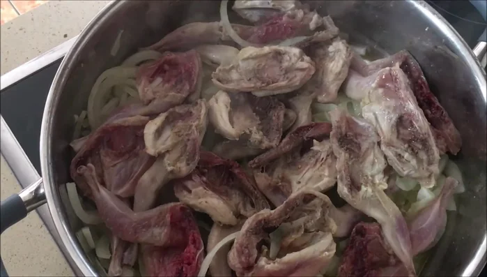 Incorporar los pimientos cortados en cuadrados pequeños, la hoja de laurel, el tomillo y las cucharadas de tomate.