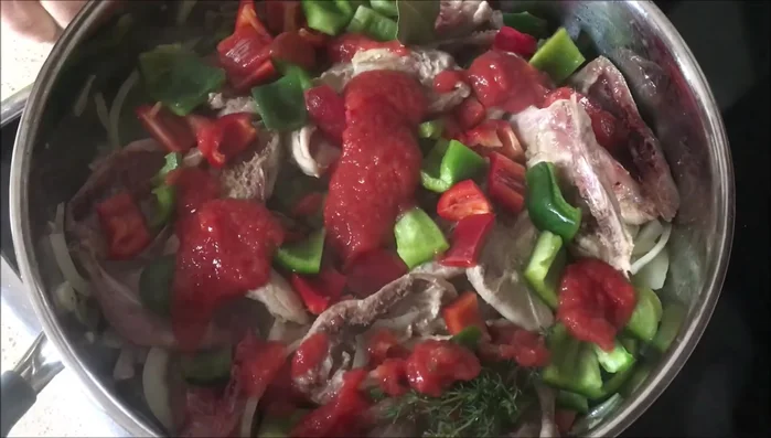 Subir el fuego, verter el vino y esperar un par de minutos a que evapore el alcohol. Bajar el fuego y dejar que se guise aproximadamente una hora.