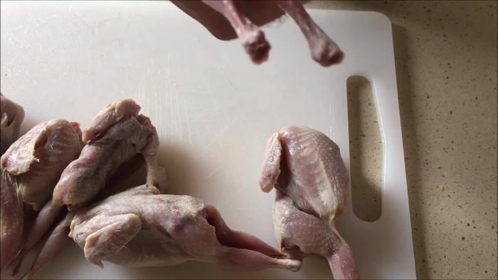 Partir las codornices por la mitad y eviscerarlas. Luego, volver a partirlas por la mitad para obtener cuatro trozos por codorniz.