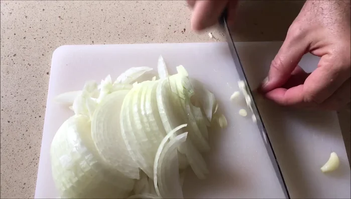 En una cazuela con aceite de oliva caliente, echar la cebolla y los ajos. Agregar sal y rehogar unos instantes.